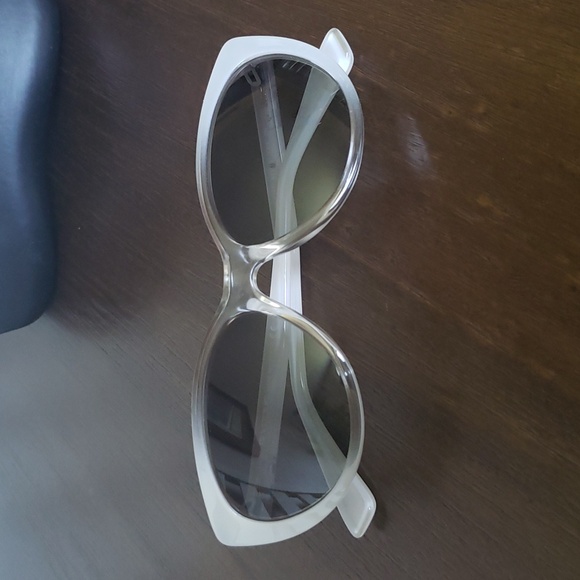 NWOT Vogue women's sunglasses with case and towel - Picture 4 of 8